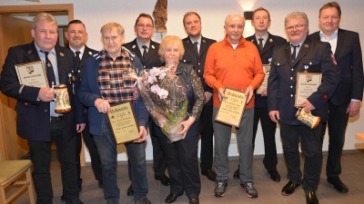 Mitglieder der Feuerwehr in Frankenhaag mit Bürgermeister Karl Lappe (rechts). (Foto: Dieter Jenß)