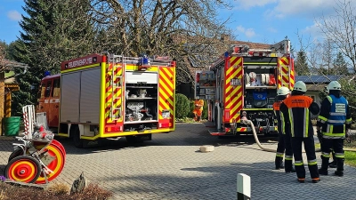 Zimmerbrand in Bischofsgrün am Dienstag: Die Feuerwehr vor Ort. (Foto: Kreisbrandinspektion Bayreuth, Kreisbrandmeisterin Stephanie Bleuse)
