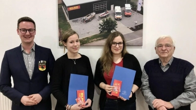 Vorsitzender Thomas Schmid, Sophia Güthing, Melissa Heiß und Günther Kolb, Ehrenpräsident der DLRG in Bayern (v.l.n.r.) (Foto: DLRG Bayreuth)