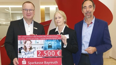 Von links: Wolfram Münch (Vorstandsvorsitzender Sparkasse Bayreuth), Susanne Scharnagl (Vorsitzende des Kinderschutzbund) und Ingo Knoll (Schatzmeister) (Foto: red)
