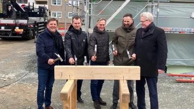 Von links: Bernd Endres, Regierung von Oberfranken; Herr Miertsch (Bauleiter B+O), Markus-Patrick Keil, Geschäftsführer GBW; Martin Jungandreas, Geschäftsführer von B+O; Oberbürgermeister Thomas Ebersberger. (Foto: red)