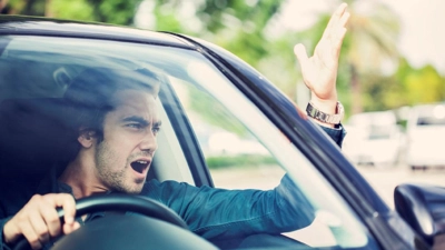 Gestikulierender Mann im Auto: Beleidigungen können empfindliche juristische Folgen nach sich ziehen. (Foto: ERGO Group)