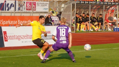 Marcel Götz (links, hier im Spiel gegen Eintracht Bamberg) ist einer der jetzt feststehenden Abgänge der SpVgg Bayreuth. (Foto: Archiv/sd)