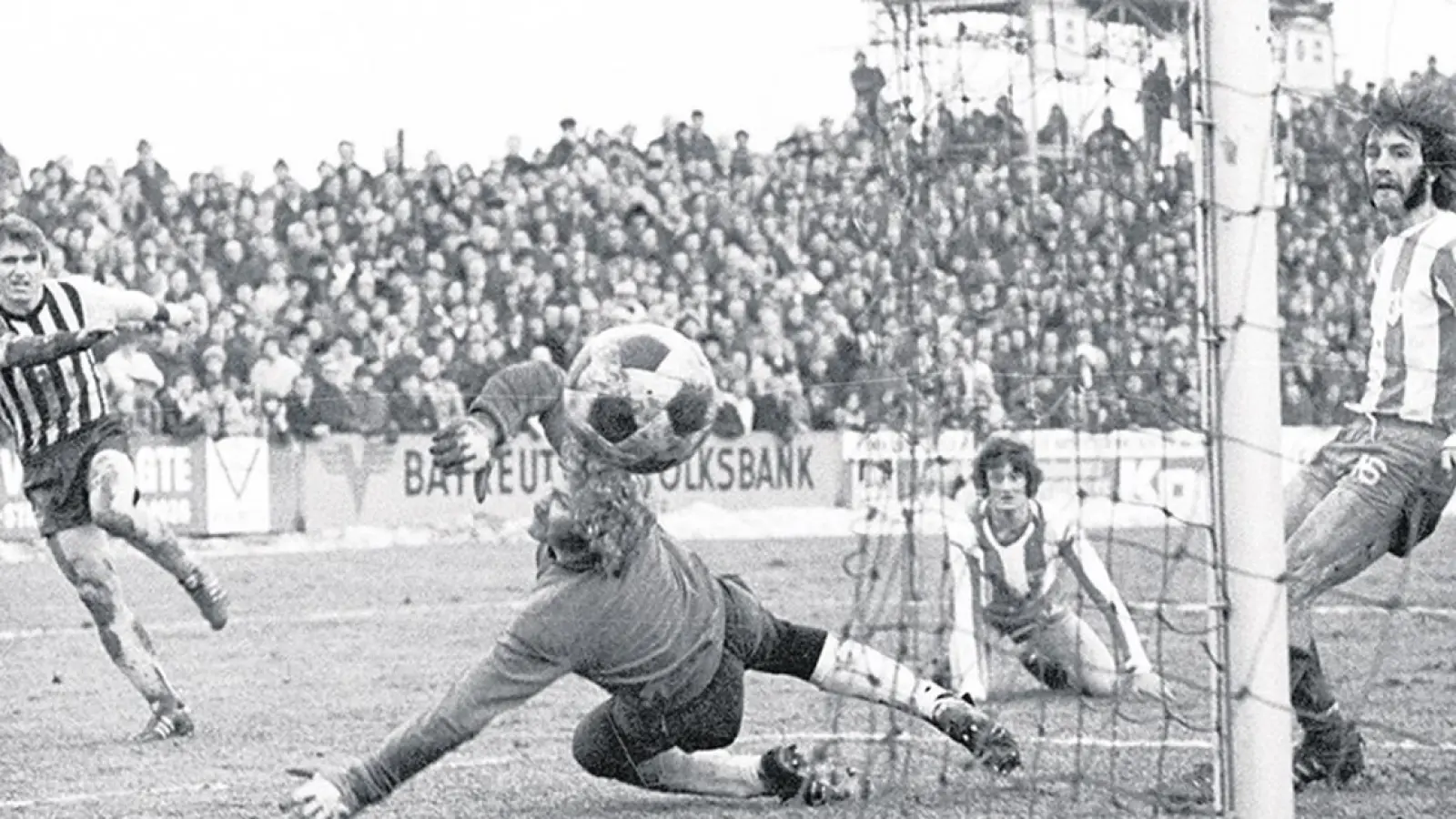 An Höhepunkten reich ist die Historie der SpVgg Bayreuth. Im Bild eines der Spiele in der Regionalliga Süd auf der legendären Jakobshöhe: Beim Spiel der Altstadt gegen den Freiburger FC in der Spielzeit 1973/74 erzielte Vereinslegende Manne Größler eines seiner zahlreichen Tore. (Foto: Klaus-Peter Volke)