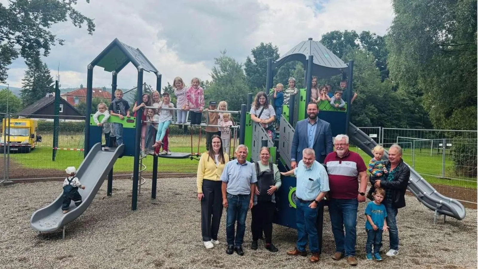 Seit Anfang August strahlt der älteste Kinderspielplatz Bindlachs in neuem Glanz. Darüber freuen sich die Kinder ebenso wie die Eltern, Bürgermeister Christian Brunner und Gemeinderäte.  (Foto: red)
