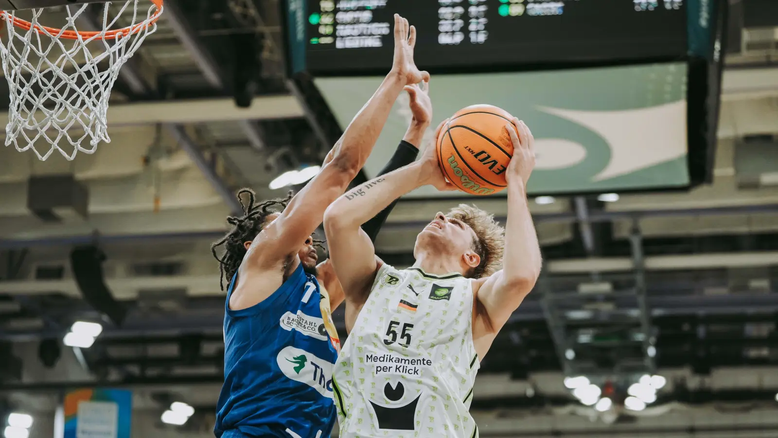 Wenn Lenny Liedtke (Trikotnummer 55, rechts)) für den BBC Bayreuth antritt, ist immer viel Energie im Spiel. (Foto: Thorsten Ochs)