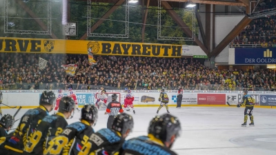 Wie am 12. Oktober beim ersten Derby nach zwei Jahren Pause in Bayreuth (Bild) ist auch das Spiel zwischen den Selber Wölfen und den onesto Tigers am kommenden Freitag, 14. November, in der Selber Netzsch-Arena bereits heute restlos ausverkauft. (Foto: Archiv/Stefan Dörfler)