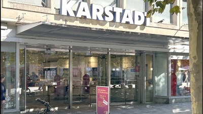 Drei Namen, ein Kaufhaus: Bei seiner Eröffnung hieß das Warenhaus in der Bayreuther Innenstadt Hertie, später Karstadt und heute Galeria. Der aktuelle Schriftzug über dem Eingang erinnert daran, dass sich der Name mehrfach geändert hat – die Bedeutung des Hauses für die Innenstadt ist geblieben. (Foto: gmu)