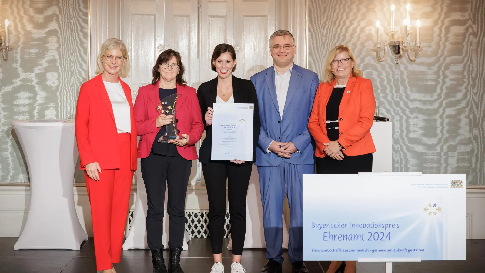 Auszeichnung mit dem Bayerischen Innovationspreis Ehrenamt: (v. l.) Staatsministerin Ulrike Scharf MdL, Dr. Verena Faßold (Jugendwartin VBSK), Petra Schubert (Stellv. Jugendwartin VBSK), Patrick Lindthaler (Vorsitzender VBSK) und Gabi Schmidt MdL (Beauftragte der Bayerischen Staatsregierung für das Ehrenamt)  (Foto: red )