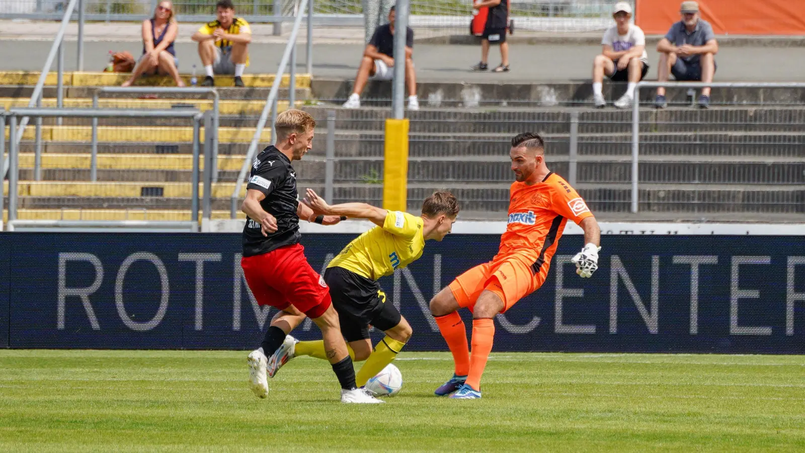 Torhüter Lucas „Jetto” Zahaczewski (oranges Trikot, rechts) bleibt der Altstadt bis 2028 erhalten. (Foto: Archiv/Stefan Dörfler)