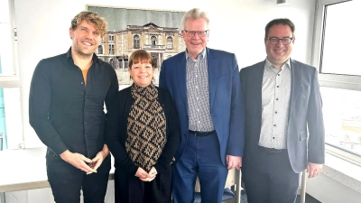 Bei der Präsentation des Festival-Programmes Anfang des Jahres: v.l.: Florian André Unterburger, Eva Bär, der damalige Oberbürgermeister Thomas Ebersberger und Regierungspräsident Florian Luderschmid. (Foto: Mohr)