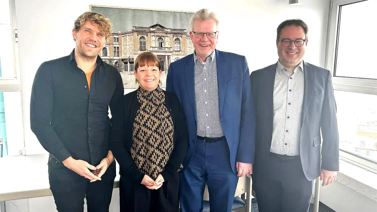 Bei der Präsentation des Festival-Programmes Anfang des Jahres: v.l.: Florian André Unterburger, Eva Bär, der damalige Oberbürgermeister Thomas Ebersberger und Regierungspräsident Florian Luderschmid. (Foto: Mohr)