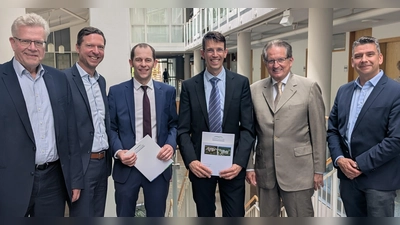 Prof. Dr. Alexander Link und Dr. Patrick Morhart (mitte) sind zu neuen Klinikdirektoren am Klinikum Bayreuth berufen. Zweckverbandsvorsitzender Oberbürgermeister Thomas Ebersberger, Aufsichtsratsvorsitzender Landrat Florian Wiedemann, Geschäftsführer Dietm,ar Pawlik und der Ärztliche Direktor, Prof. Dr. Christian Stumpf (von links) gratulierten. (Foto: red )