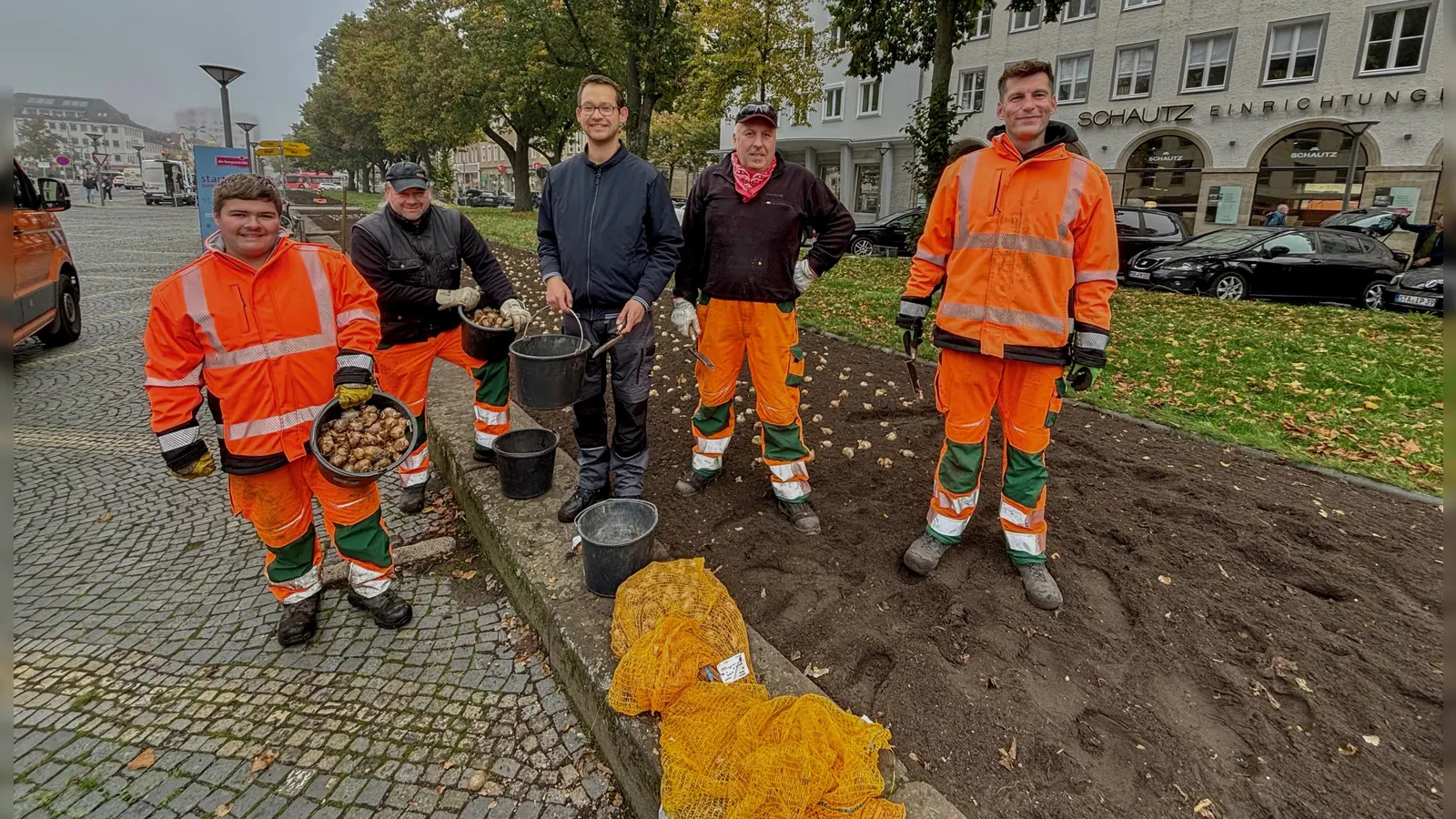 Harald Gräbner (Mitte) und seine Kollegen vom Stadtgartenamt stecken bereits im Herbst Blumenzwiebeln, sodass sich die Menschen in Bayreuth im Frühjahr über viele bunt blühende Beete freuen dürfen. (Foto: Stadt Bayreuth)