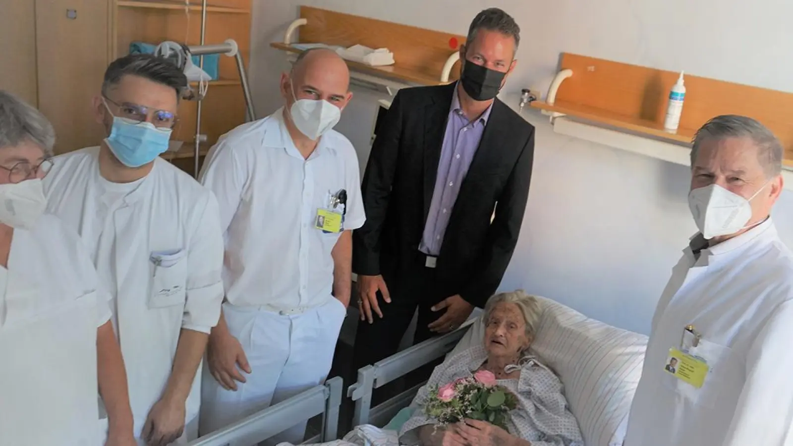 Ellinor Dietze feierte ihren 100. Geburtstag. Marianne Fritsch, Dr. Milot Hansani, Prof. Dr. Michael Müller, Alexander Mohr und Prof Dr. Hans-Rudolf Raab (von links) gratulierten ihr. (Foto: red)