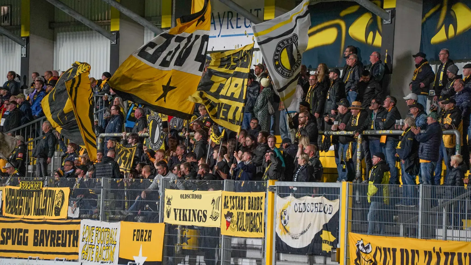 Mit Unterstützung ihrer treuen Fans (Bild) will die SpVgg Bayreuth am Samstag dem Meisterschaftsfavoriten Würzburger Kickers Paroli bieten. (Foto: sd)