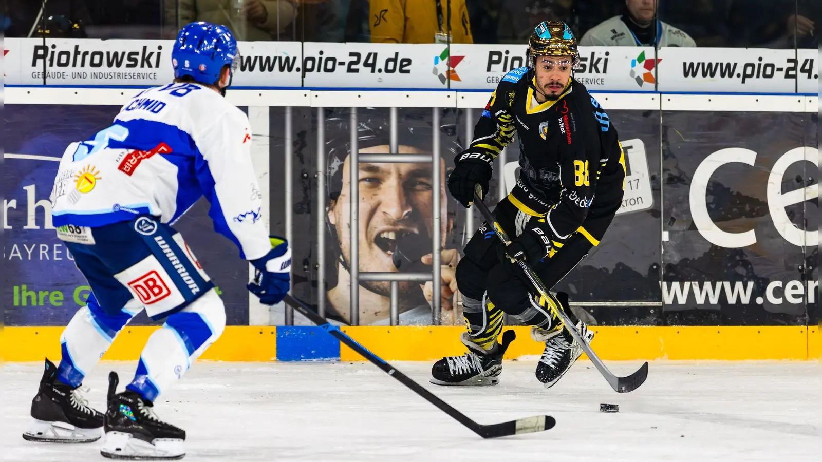 Kyle Bollers (an der Scheibe) war überragender Akteur der onesto Tigers beim 7:1 gegen den SC Riessersee. (Foto: Dirk Ellmer)