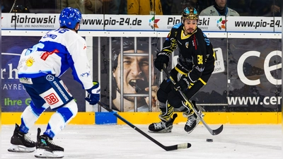 Kyle Bollers (an der Scheibe) war überragender Akteur der onesto Tigers beim 7:1 gegen den SC Riessersee. (Foto: Dirk Ellmer)