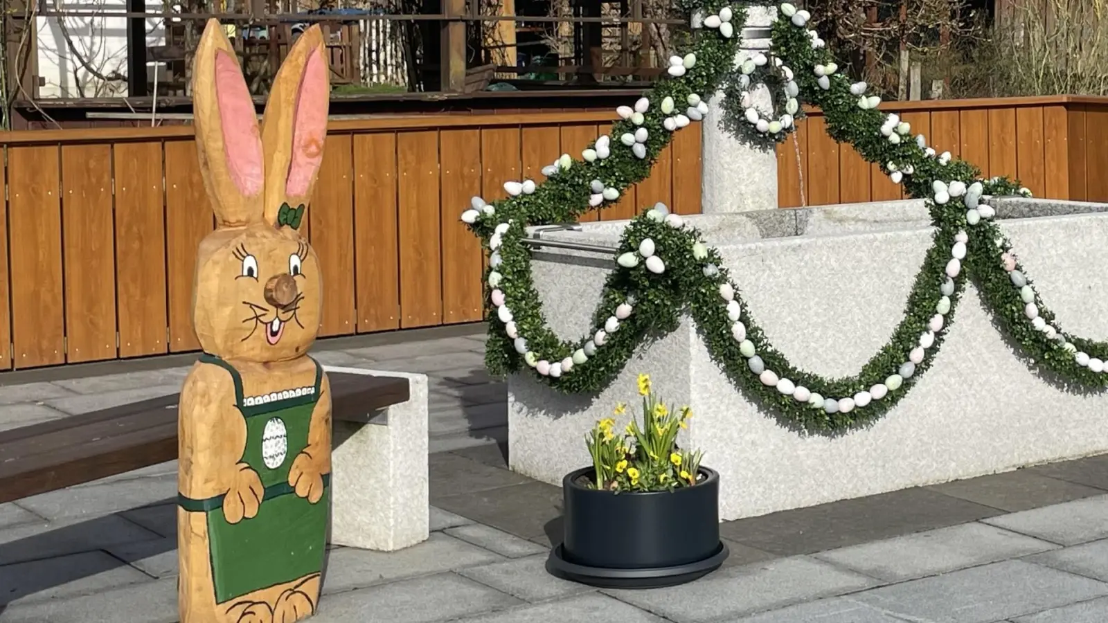 Darf in keiner Gemeinde Richtung Fränkische Schweiz fehlen: geschmückter Brunnen und Osterdeko in Frankenhaag <br><br>  (Foto: Horst Mayer)