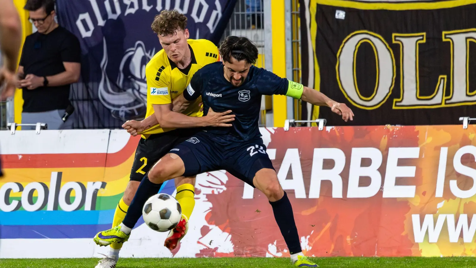 Vollen Einsatz zeigte die Altstadt (auf unserem Bild „Traumtorschütze” Leon Bucher (links) im Zweikampf mit Markus Schwabl) gegen Drittliga-Aufstiegsanwärter SpVgg Unterhaching. (Foto: Dirk Ellmer)
