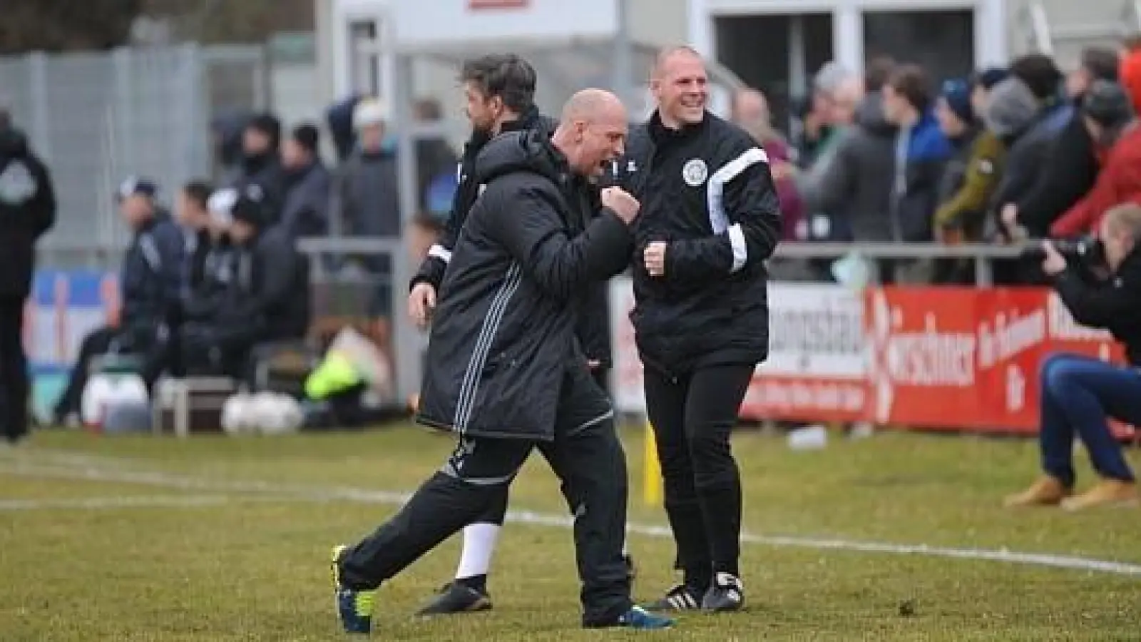 Diebisch freute sich Timo Rost nach dem ersten erfolgreichen Nadelstich und der Führung durch Marcel Schiller. Foto: Andi Bär. (Foto: inBayreuth.de)
