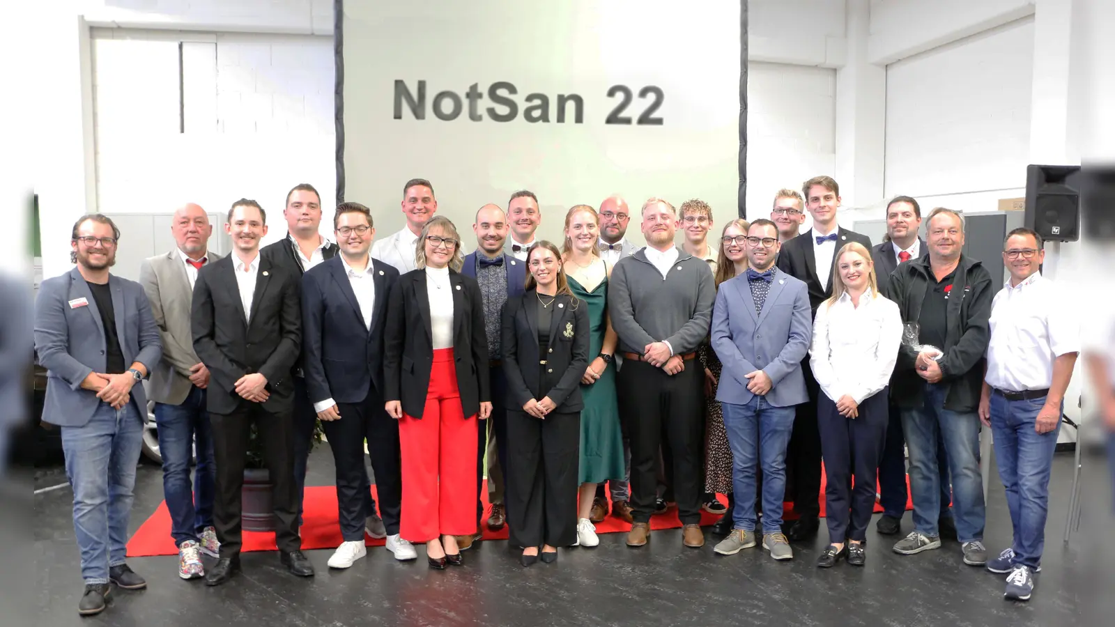 16 neue Notfallsanitäter starten in Nordbayern ins Berufsleben: Die Absolventinnen und Absolventen der BRK-Berufsfachschule Bayreuth bei der feierlichen Zeugnisübergabe. (Foto: Tobias Schif / BRK-Bayreuth.)