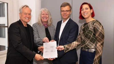 Generalkonservator Prof. Mathias Pfeil, Stefanie Berg, Abteilungsleiterin der Bodendenkmalpflege am BLfD, Georg Praehauser, Director Build AC bei TenneT TSO GmbH und Alexandra Stoltz, Lead Environmental Planning Build DC (Foto: Denise Lonis, BLfD.)