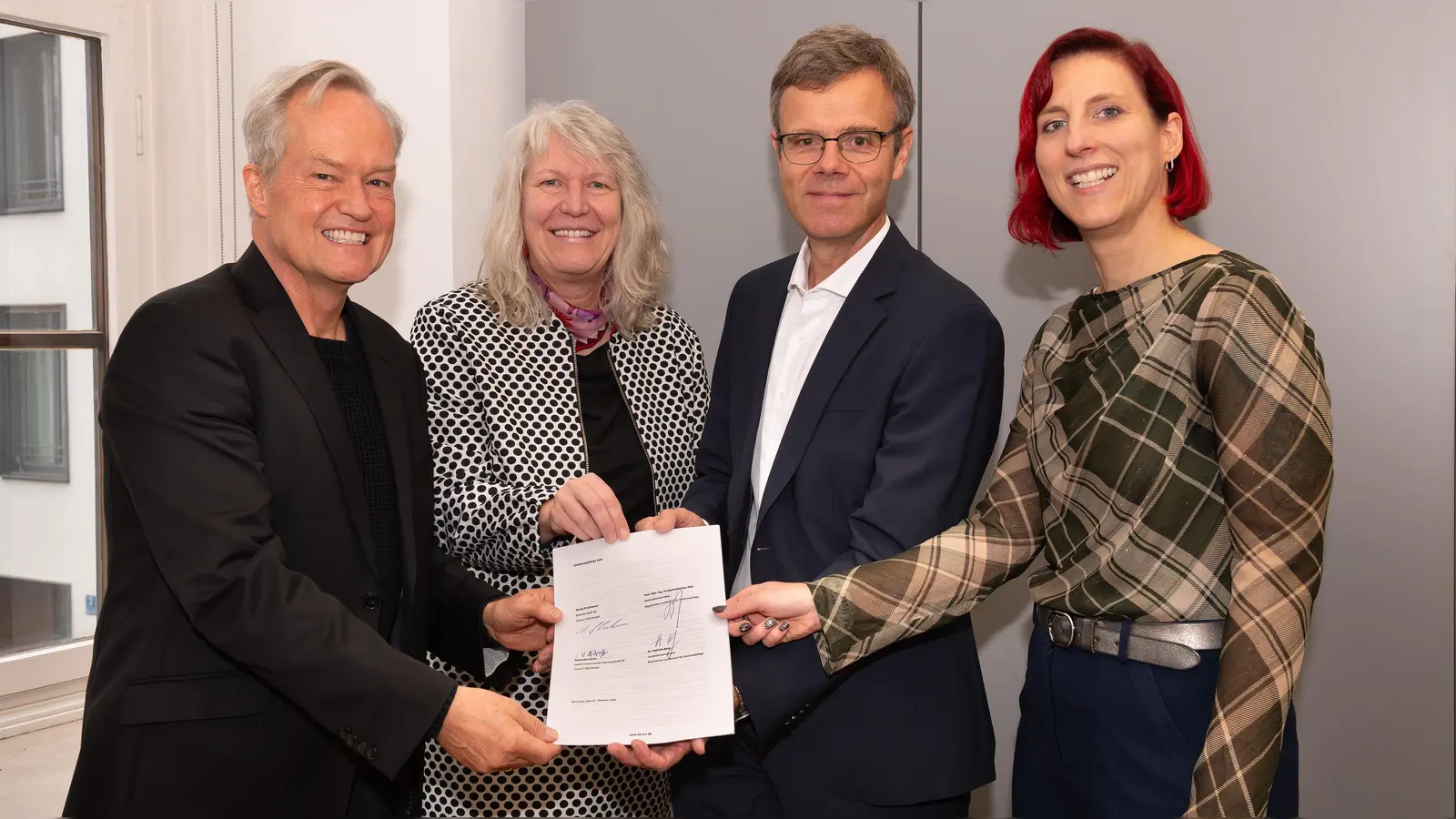 Generalkonservator Prof. Mathias Pfeil, Stefanie Berg, Abteilungsleiterin der Bodendenkmalpflege am BLfD, Georg Praehauser, Director Build AC bei TenneT TSO GmbH und Alexandra Stoltz, Lead Environmental Planning Build DC (Foto: Denise Lonis, BLfD.)
