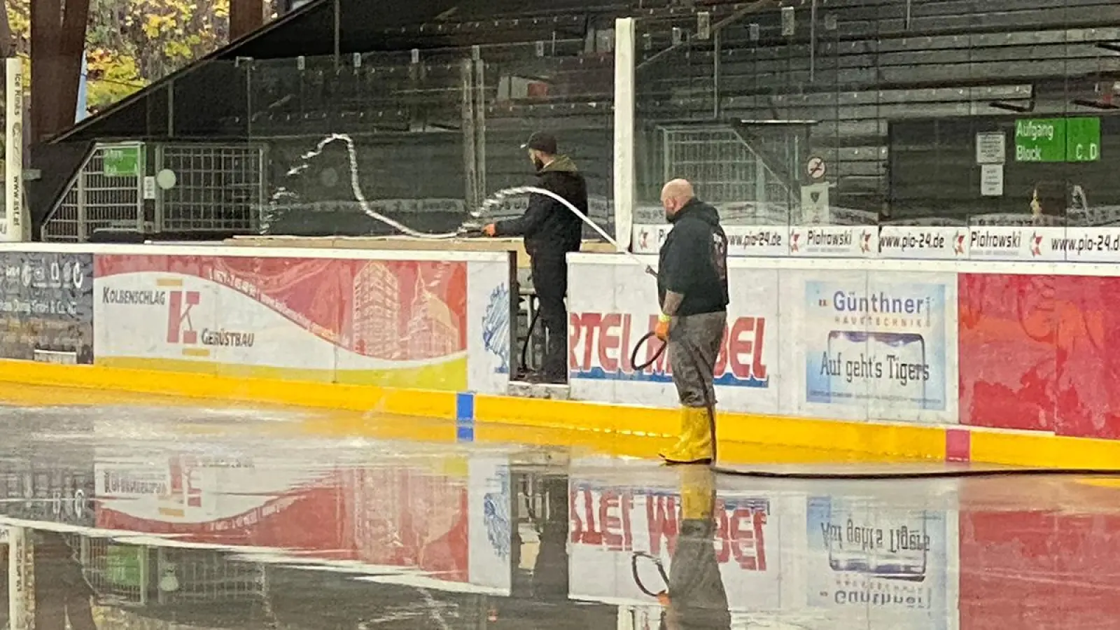 Die Eisbereitung im Eisstadion läuft seit Montagabend. Eismeister Thomas Hahn bei der Vorbereitung am Dienstagnachmittag. (Foto: jle)