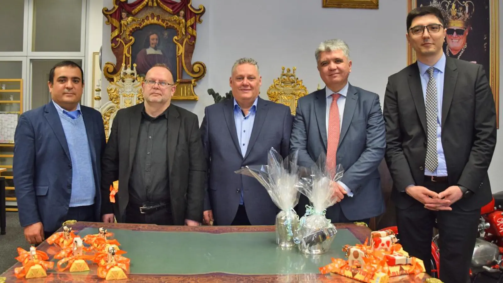 Bilaterale Runde bei Charly Breitzmann in der Wölfelstraße: von links Sherzod Hasanov, Abteilung Gesundheit und Bildung der Botschaft; Dr. Markus Fiedler, Präsident der Gesellschaft für bayerisch-usbekische Kooperation, Charly Breitzmann; Botschafter Dilshod Akhatov und Khondamir Boymatov, Abteilung für Wirtschaft und Handel der Botschaft. (Foto: Lenkeit)