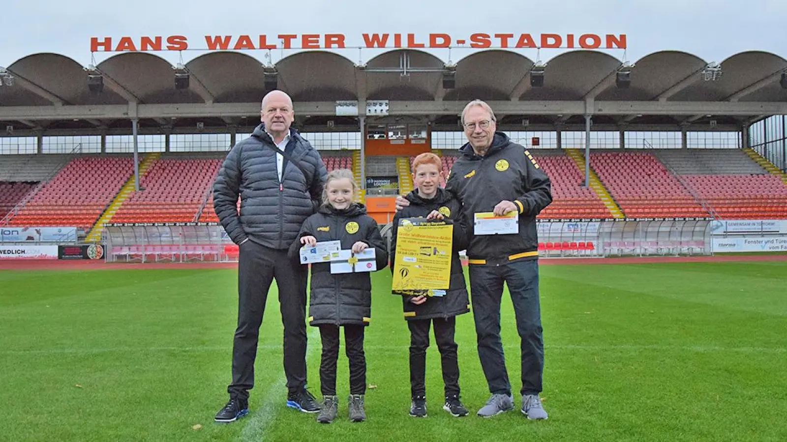 V.l.: Jugendvorstand Stephan Maisel, Hanna (U10), Niklas (U13) und Rolf Schreiner, Leiter Marketing/Sponsoring Nachwuchsleistungszentrum. (Foto: Lenkeit)