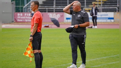 Zufrieden war Cheftrainer Lukas Kling (rechts, hier kürzlich im Testspiel gegen Erzgebirge Aue) heute Abend mit seinem Team nach dem 8:1-Sieg im Pokal beim SV Schwarzhofen. (Foto: Archiv/sd)