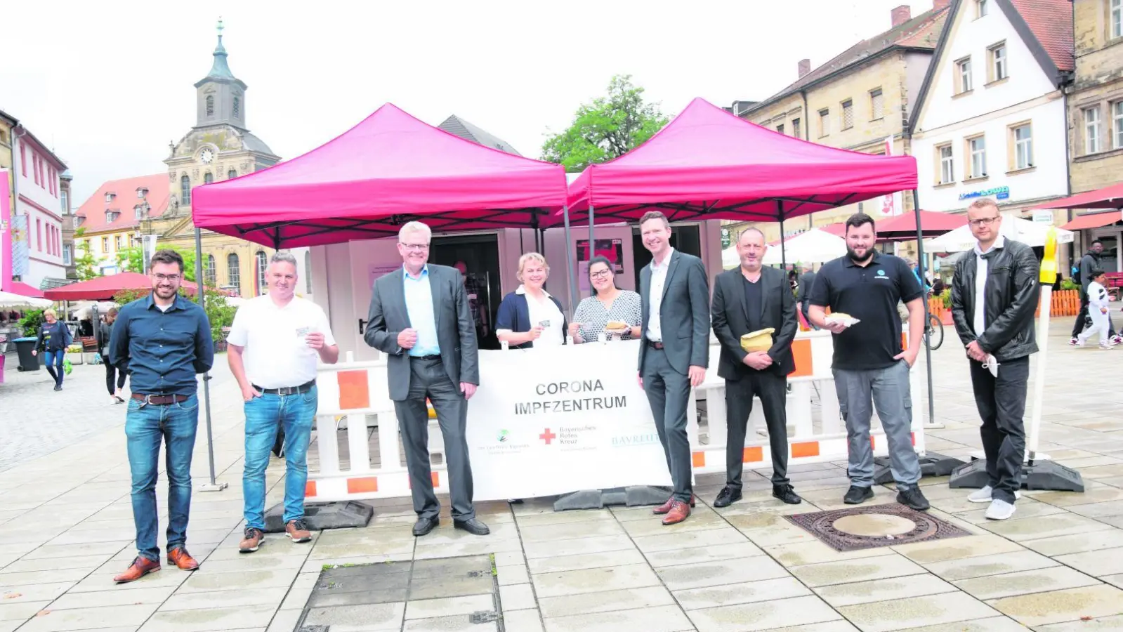 OB Thomas Ebersberger und Landrat Florian Wiedemann freuen sich über das Engagement der Bayreuther Geschäftsleute (Foto: Jessica Mohr)