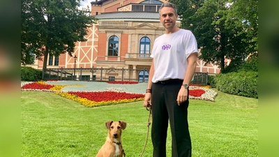 Der portugiesische Opernsänger Carlos Nogueira und Heidi, sein „Mitbringsel“ aus dem Bayreuther Tierheim. (Foto: ma)