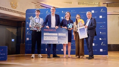 Das Team von „Mission: Hilf Oma!“ bekommt vom Bayerischen Wissenschaftsminister Markus Blume (2. von links) den Preis überreicht.  (Foto: Klaus D. Wolf)