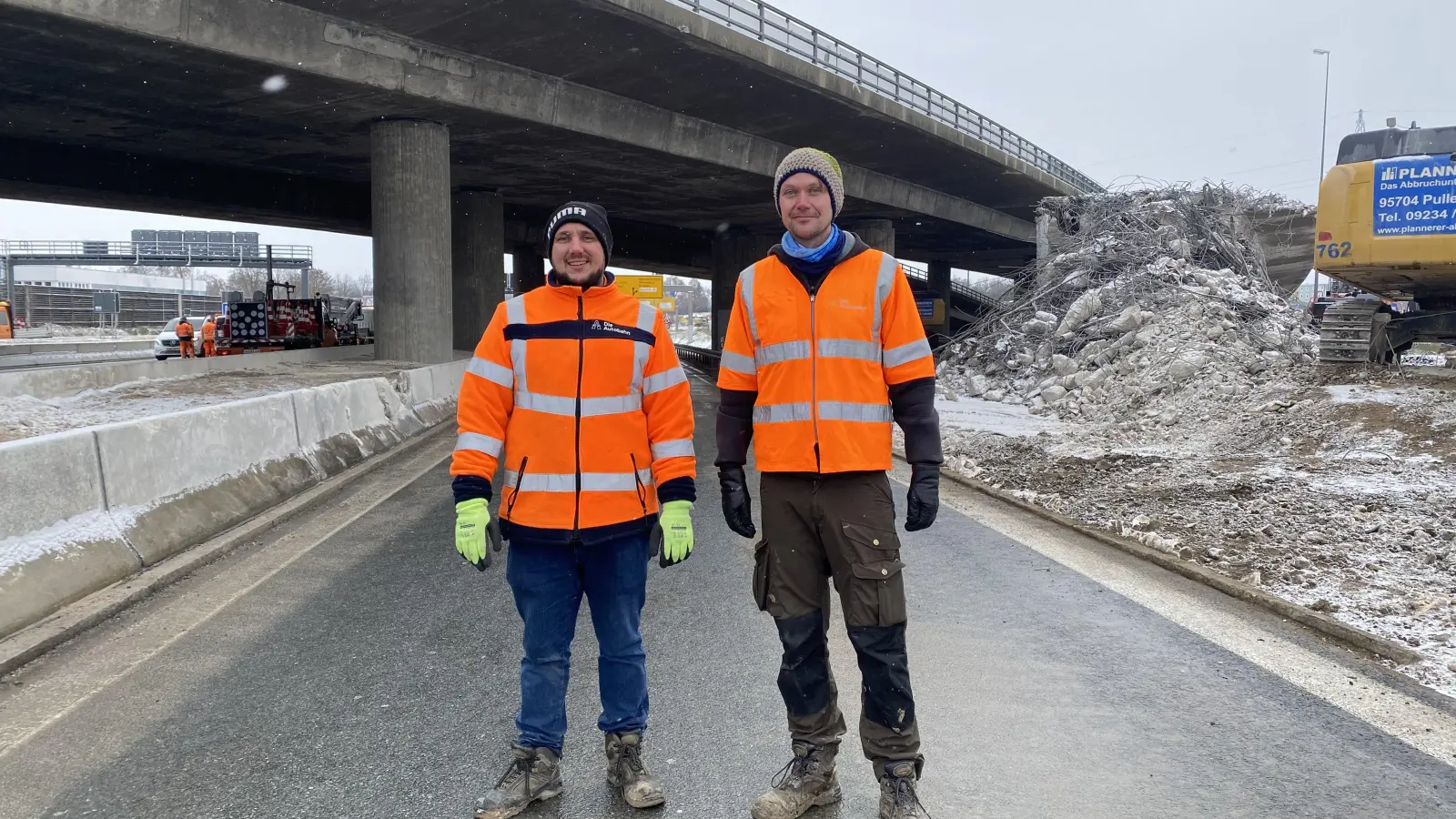 Bauleiter Alexander Noel und Projektleiter Marco Weber von der Autobahn GmbH auf der gesperrten Ausfahrspur der A9. (Foto: Lenkeit)