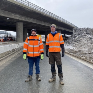 Bauleiter Alexander Noel und Projektleiter Marco Weber von der Autobahn GmbH auf der gesperrten Ausfahrspur der A9. (Foto: Lenkeit)