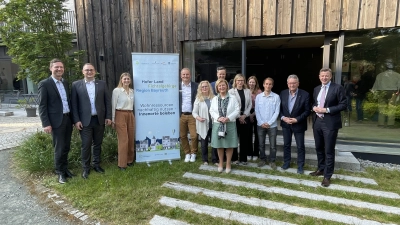 Landrat Florian Wiedemann (Landkreis Bayreuth), Dritter Bürgermeister Stefan Schuh (Stadt Bayreuth), Mareike Rödel (Leerstands- und Regionalmanagement Landkreis Hof), Markus Bauernfeind (Leerstandsmanagement Landkreis Wunsiedel), Beate Kadner-Rausch (Projektmanagement Stadt Bayreuth), Bürgermeisterin Angela Bier (Stadt Hof), Christian Weigand (Immobilienoffensive Stadt Hof), Stephanie Schuler (Fachbereichsleitung Umwelt, Baurecht und Bauordnung Stadt Hof), Christine Schleicher (Leerstands- und Regionalmanagement Landkreis Hof), Adrian Müller (Regionale Entwicklungsagentur Landkreis Bayreuth), Roland Schöffel (Stellvertreter des Landrats Wunsiedel i.F.), Landrat Dr. Oliver Bär (Hof). (Foto: Landratsamt Hof)