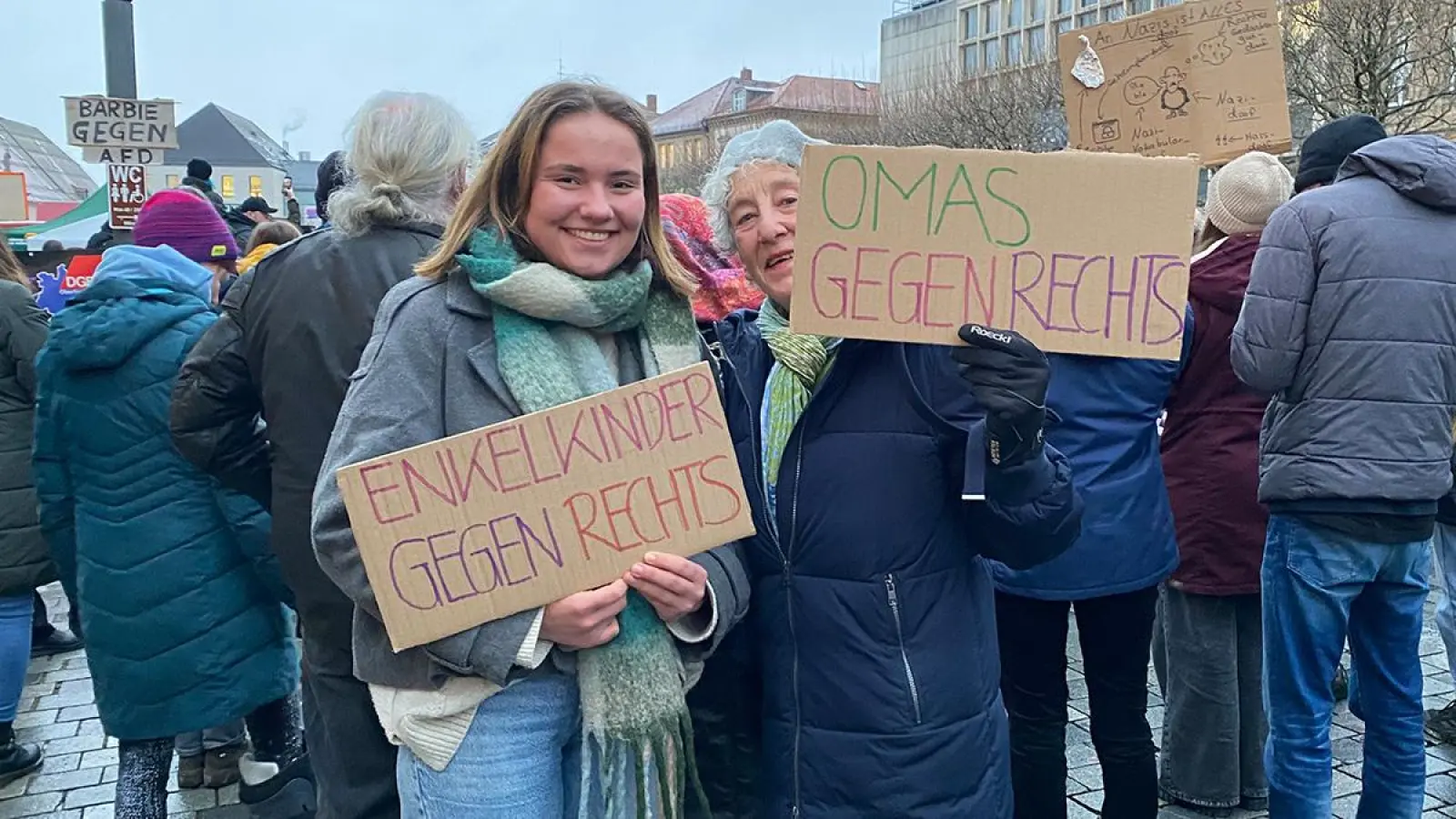 Enkelin und Großmutter gemeinsam bei der Kundgebung auf dem Stadtparkett. (Foto: Lenkeit)