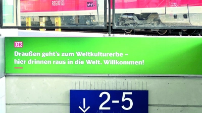 „Raus in die Welt“ verspricht ein Schild im Bayreuther Bahnhof. Derzeit endet die Reise allerdings meist früher. (Foto: W. Munzert)