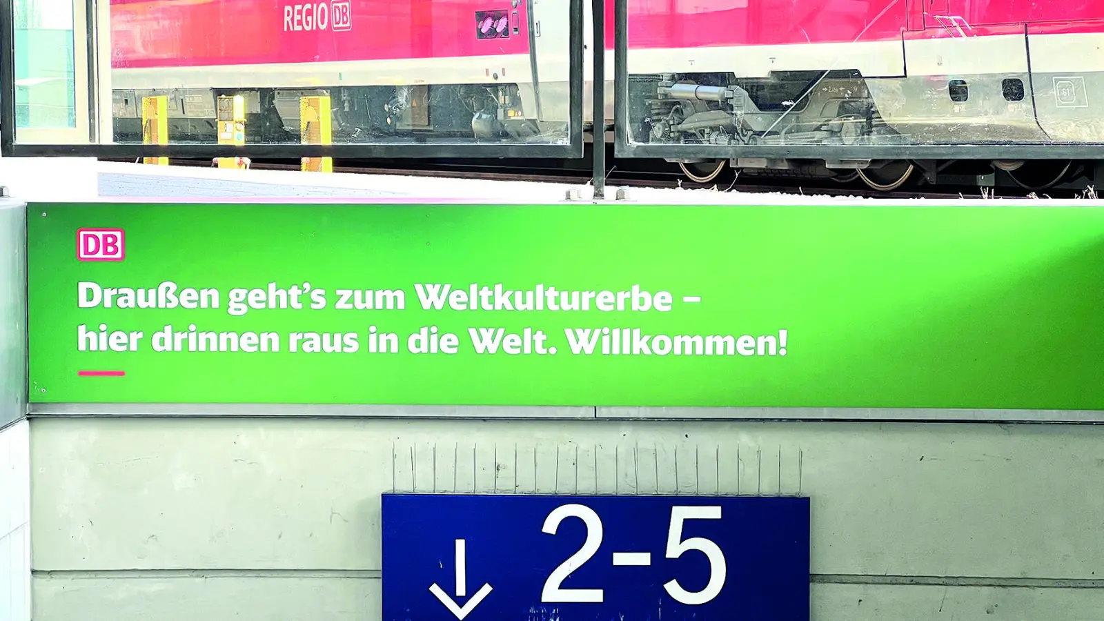 „Raus in die Welt“ verspricht ein Schild im Bayreuther Bahnhof. Derzeit endet die Reise allerdings meist früher. (Foto: W. Munzert)