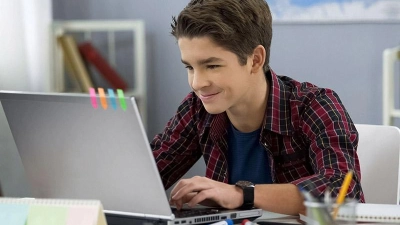 Das Lernen mithilfe von Online-Plattformen macht es möglich, dass sich Schülerinnen und Schüler ihre Lernzeit zu Hause selber einteilen. (Foto: djd/sofatutor.com/motortion - stock.adobe.com)