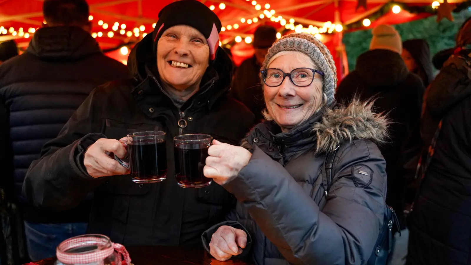 Der Höhepunkt der Vorweihnachtszeit war der beliebte Sternenmarkt St. Georgen hinter der Ordenskirche. (Foto: sd)