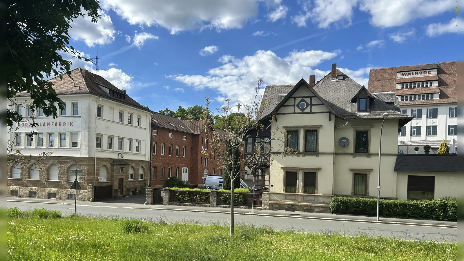 Das Gelände der ehemaligen Porzellanfabrik Walküre gehört einem privaten Investor. Durch seine zentrale Lage und gute Anbindung bietet das Areal großes Potenzial. Mithilfe der Wohnraumförderung des Freistaats Bayern könnten hier auch preisgünstige Mietwohnungen realisiert werden.  (Foto: Munzert)