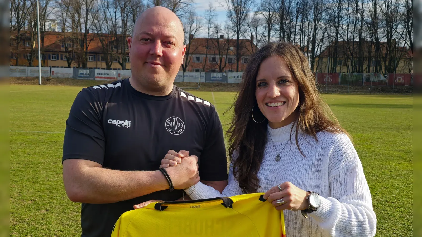 Lukas Kling (links) bleibt weitere zwei Jahre Trainer bei der SpVgg Bayreuth. Rechts Geschäftsführerin Dr. Nicole Kalemba. (Foto: Archiv/SpVgg Bayreuth)