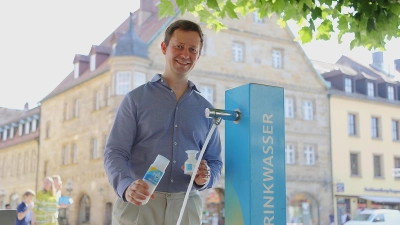 Stadtwerke-Geschäftsführer Markus Rützel am Trinkwasserbrunnen auf dem Stadtparkett. Trotz der erwarteten Hitzewelle sehen die Stadtwerke die Trinkwasserversorgung in Bayreuth als gesichert an. (Foto: red)