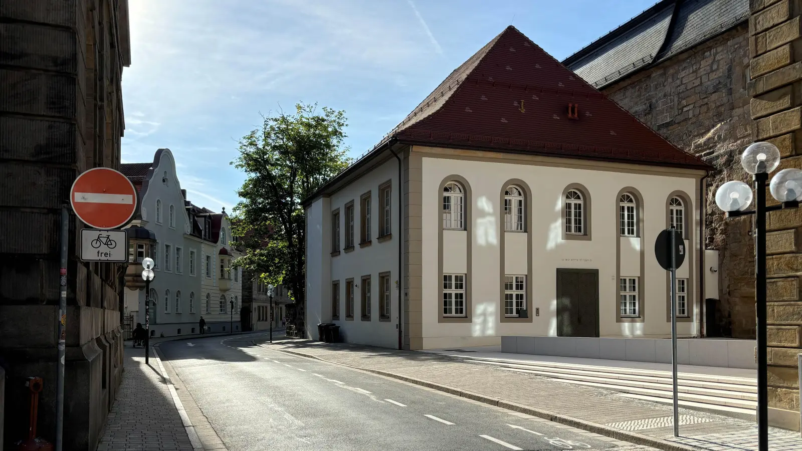 Die Verkehrsführung in der Münzgasse wurde geändert. Für den Autoverkehr gilt im westlichen Abschnitt ab der Einmündung der Telemannstraße eine Einbahnstraßen-Regelung. Der Radverkehr ist auch in Gegenrichtung zugelassen.  (Foto: Stadt Bayreuth )