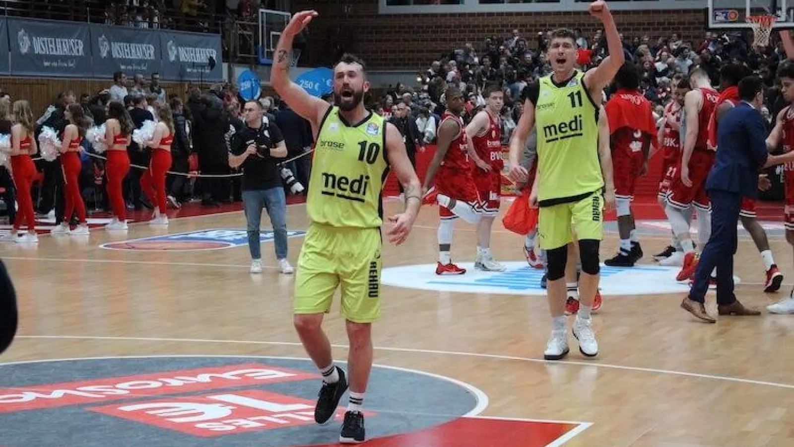 Bastian Doreth und Andi Seiferth feiern den Sieg. (Foto: medi bayreuth)