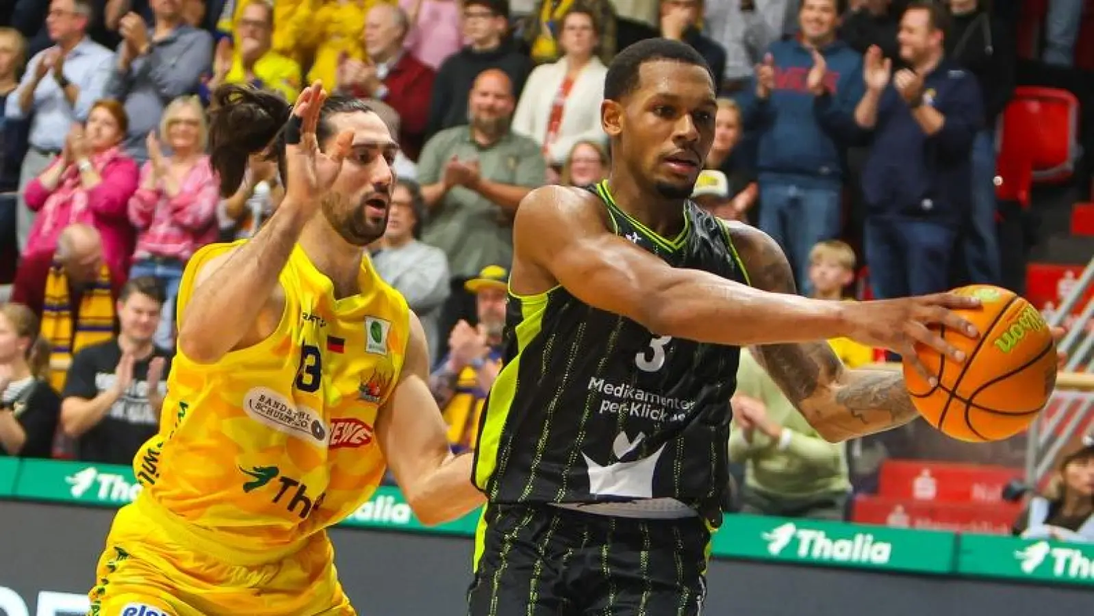Rayshawn Mart (rechts, am Ball) war im Hinspiel bei Phoenix Hagen Bayreuther Topscorer. (Foto: Phoenix Hagen/Jörg Laube)