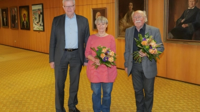 Oberbürgermeister Thomas Ebersberger hat am Donnerstag die Distriktvorsteher Manfred Müller mit der Bayreuth-Medaille in Gold und Johanna Rönsch mit der Dankurkunde des Bayerischen Innenministeriums für besondere Verdienste um die kommunale Selbstverwaltung ausgezeichnet. (Foto: Stadt Bayreuth)
